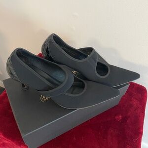 Donald J Pliner Edna Pumps - Size 7 - In Box with Dust Bag